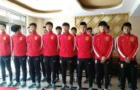 他扒开我的内裤强吻我下面视频