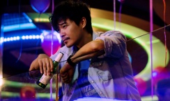 两个人一上一下剧烈运动